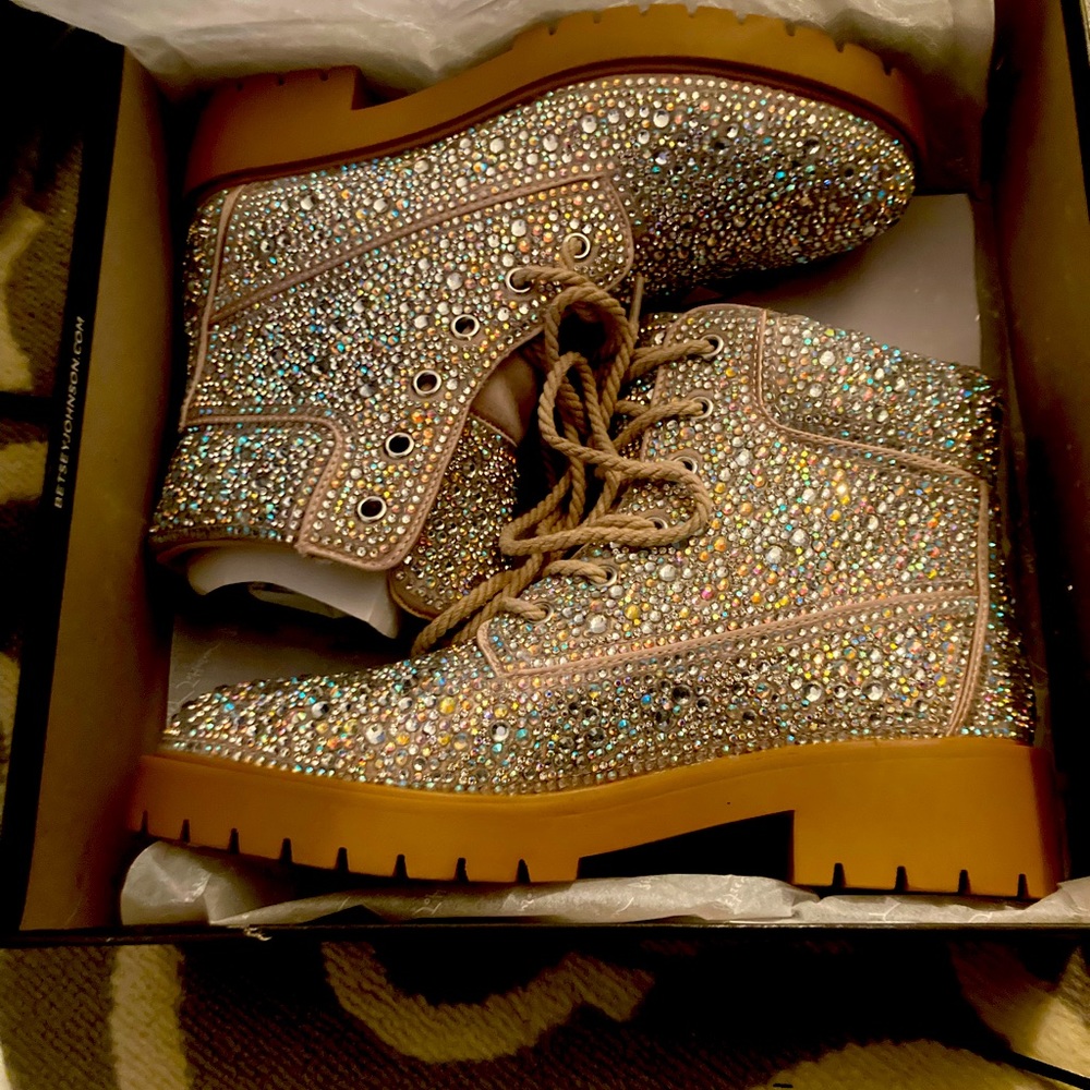 Brand new Betsy Johnson boots! They didn’t fit. Runs small. I cant return.